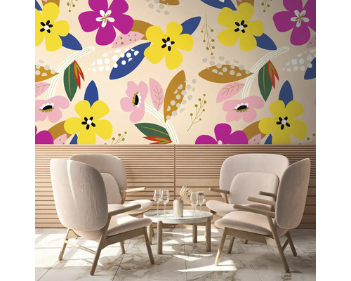 Szene mit floral gemusterter Tapete, Sesseln und Tisch