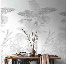 Esszimmer mit Esstisch und Dschungeltapete mit Pflanzenmotiven