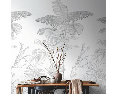 Esszimmer mit Esstisch und Dschungeltapete mit Pflanzenmotiven