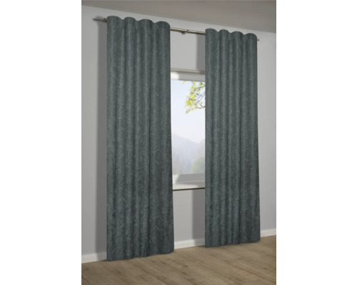 Zwei graue Gardinen mit Pflanzenmuster vor einem Fenster.