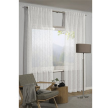 Szene mit transparenten Vorhängen vor einem Fenster, einem Sessel, einem Beistelltisch und einer Stehlampe