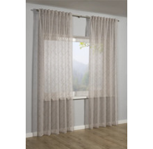 Gardine mit Muster vor einem Fenster