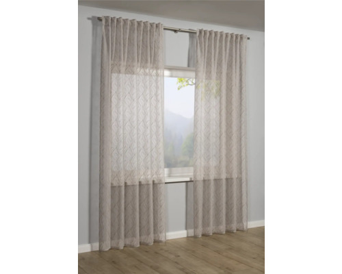 Gardine mit Muster vor einem Fenster