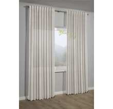 Zwei helle Vorhänge hängen vor einem Fenster und sorgen für ein helles, organisiertes Ambiente.