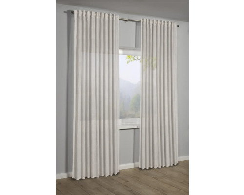 Zwei helle Vorhänge hängen vor einem Fenster und sorgen für ein helles, organisiertes Ambiente.