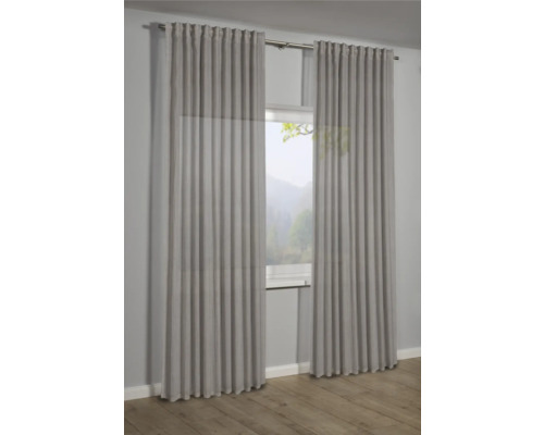 Zwei Gardinenschals hängen an einer Gardinenstange vor einem Fenster.