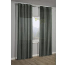 Zwei Vorhänge vor einem Fenster mit Blick in die Natur.