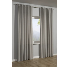 Graue Gardinen am Fenster mit Blick nach draußen