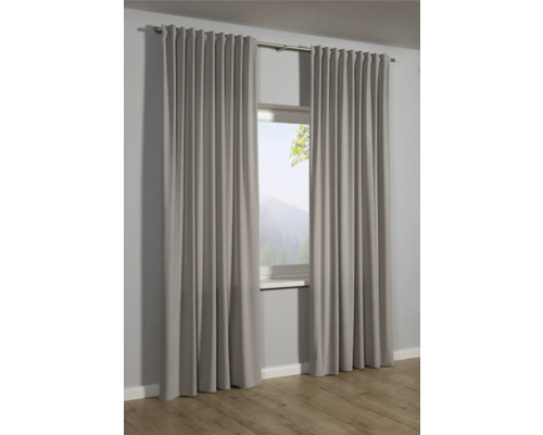 Graue Gardinen am Fenster mit Blick nach draußen