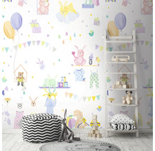 Kinderzimmer mit Wandtattoo mit Tiermotiven, Leiterregal und Sitzgelegenheit