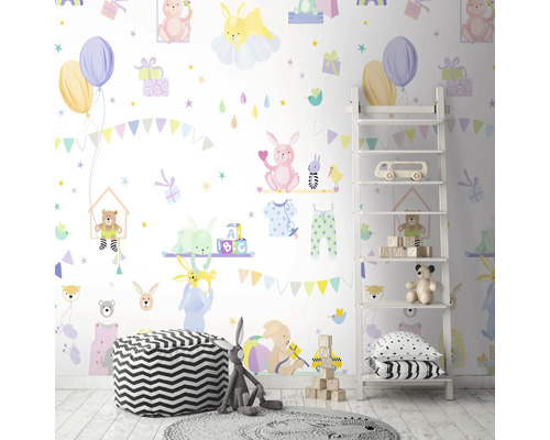 Kinderzimmer mit Wandtattoo mit Tiermotiven, Leiterregal und Sitzgelegenheit