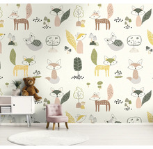 Kinderzimmer mit Tapete mit Fuchsmotiv, kleinem Schrank, Stuhl und Teppich