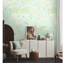 Dekoratives Wohnzimmer mit exotischer Vogel- und Pflanzenmustertapete, Sessel und Kommode