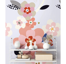 Regal mit dekorativen Objekten vor einer Wandtapete mit Blumenmuster