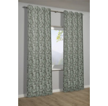 Vorhänge mit geometrischem Muster am Fenster