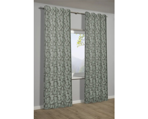 Vorhänge mit geometrischem Muster am Fenster