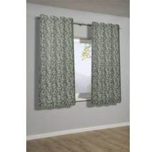 Dekorative Gardinen mit abstraktem Muster vor einem Fenster.