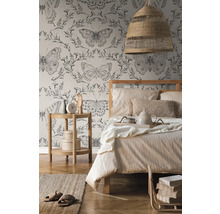 Schlafzimmer mit Bett, Nachttisch, Lampe und Tapete mit Schmetterlingsmuster