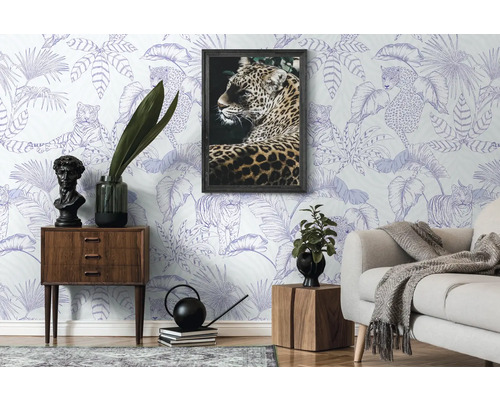 Wohnzimmer mit gemusterter Tapete, Schrank, Sofa und Dekorationen