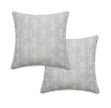 Zwei dekorative Kissen mit geometrischem Muster für den Wohnbereich.