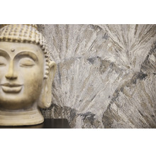 Dekorative Buddha-Statue vor einer gemusterten Wand