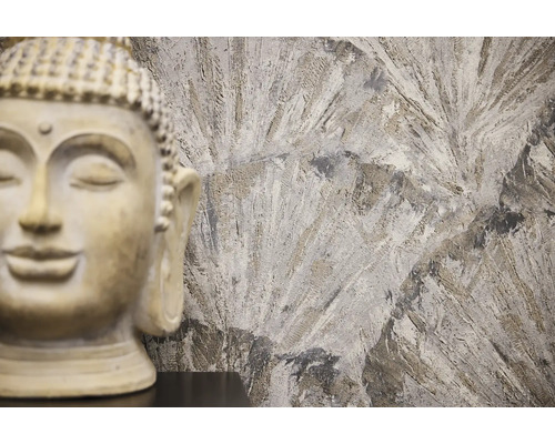 Dekorative Buddha-Statue vor einer gemusterten Wand