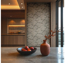 Stilvolles Interieur mit Tapete, Obstschale und Vase für eine gemütliche Atmosphäre.