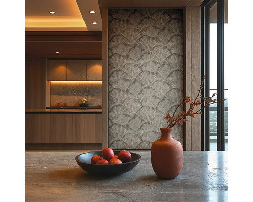 Stilvolles Interieur mit Tapete, Obstschale und Vase für eine gemütliche Atmosphäre.