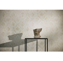 Gemusterte Tapete mit einer Skulptur auf einem Tisch