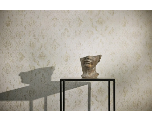 Gemusterte Tapete mit einer Skulptur auf einem Tisch