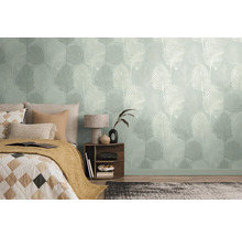 Schlafzimmer mit gemusterten Tapeten und einem Bett mit Kissen und Decke
