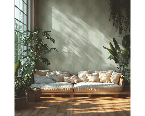 Heller Raum mit Palettensofa, Kissen und Zimmerpflanzen
