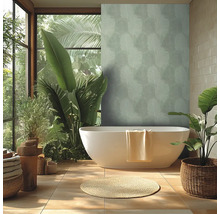 Helles Badezimmer mit freistehender Badewanne, Pflanzen und floraler Tapete für ein entspannendes Ambiente