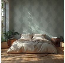 Helles Schlafzimmer mit gemusterter Tapete, Bett, Nachttischen und Pflanzen