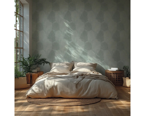 Helles Schlafzimmer mit gemusterter Tapete, Bett, Nachttischen und Pflanzen