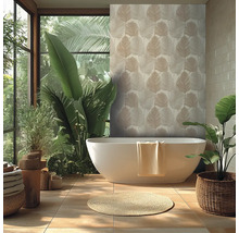 Badezimmer mit freistehender Badewanne, Pflanzen und Tapete mit Blättermuster für eine natürliche Atmosphäre