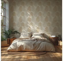 Schlafzimmer mit Bett und gemusterter Tapete mit Blattmotiv
