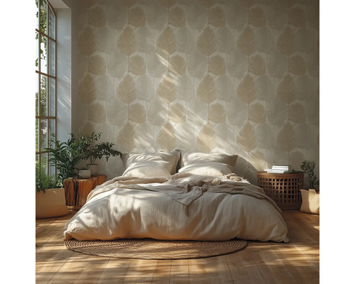 Schlafzimmer mit Bett und gemusterter Tapete mit Blattmotiv