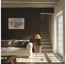 Wohnzimmer mit brauner Struktur-Tapete, Sofa und Treppe
