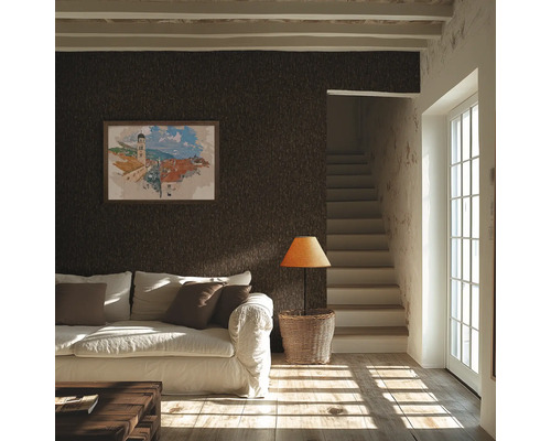 Wohnzimmer mit brauner Struktur-Tapete, Sofa und Treppe