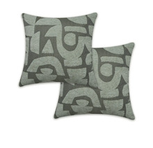 Zwei dekorative Kissen mit geometrischem Muster