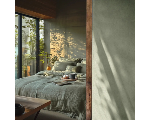 Schlafzimmer mit Bettwäsche, Kissen, Getränk und natürlichem Licht