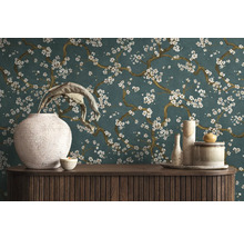 Dekoratives Interieur mit einer Kommode, Vasen und einer floralen Tapete.