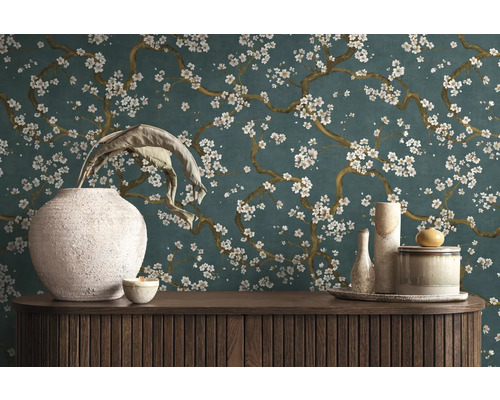 Dekoratives Interieur mit einer Kommode, Vasen und einer floralen Tapete.