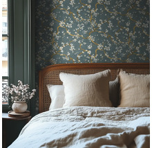 Schlafzimmer mit floraler Tapete, Bett und Nachttisch