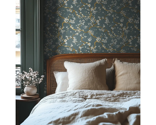 Schlafzimmer mit floraler Tapete, Bett und Nachttisch