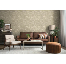 Wohnzimmer mit Sofa, Sessel, Couchtisch, Ottoman und gemusterter Tapete für ein gemütliches Ambiente.