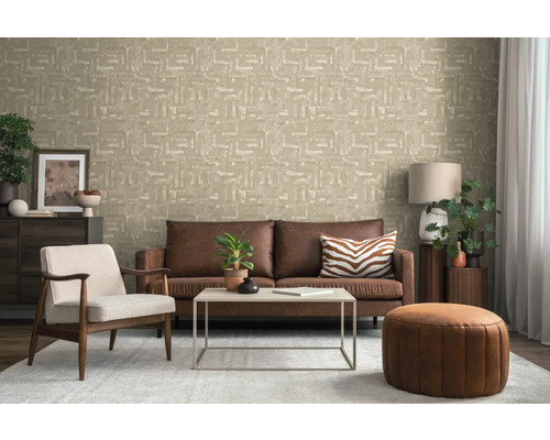 Wohnzimmer mit Sofa, Sessel, Couchtisch, Ottoman und gemusterter Tapete für ein gemütliches Ambiente.