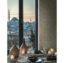 Dekorierter Esstisch mit Blick auf eine Stadt
