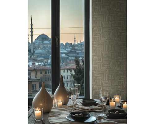 Dekorierter Esstisch mit Blick auf eine Stadt